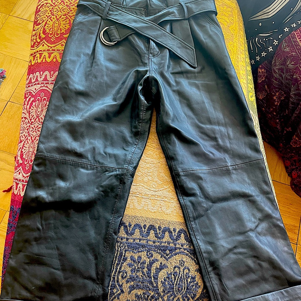 Dixon 100 % lamb leather paper bag cropped pants…size 6 …black
Marissa Webb